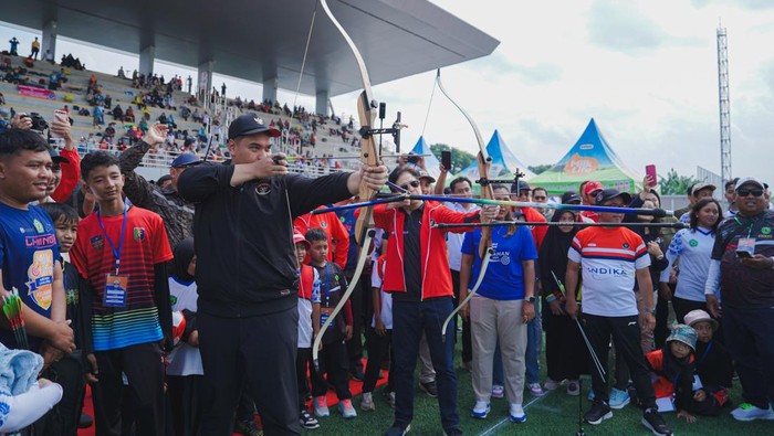 Kejuaraan Nasional (Kejurans) Panahan Junior 2025 sedang berlangsung. Menteri Pemuda dan Olahraga Republik Indonesia (Menpora), Ario Bimo Nandito Ariotedjo, mengapresiasi ajang ini.