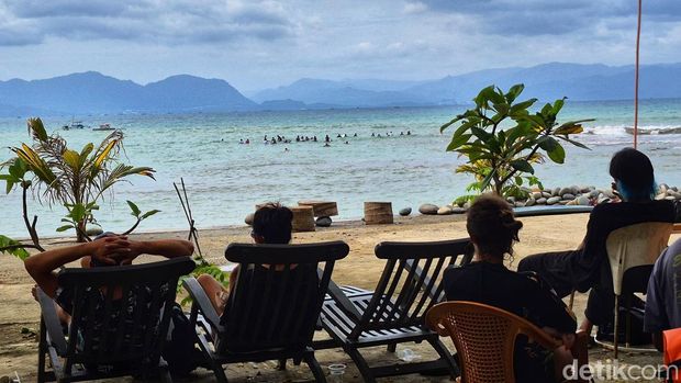 Suasana Pantai Matahari Cikembang yang banyak dikunjungi wisatawan asing, Sabtu (28/6/2025).
