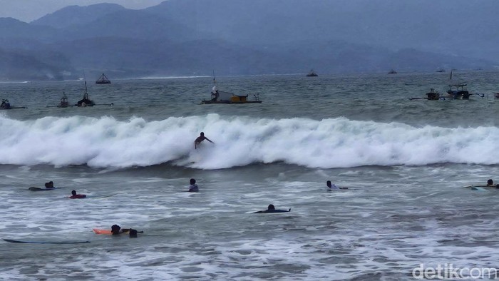 Suasana Pantai Matahari Cikembang yang banyak dikunjungi wisatawan asing, Sabtu (28/6/2025).