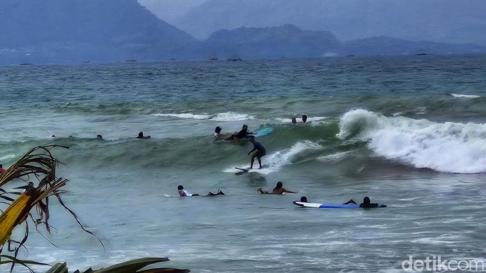 Para peselancar di Pantai Matahari Cikembang, Kabupaten Sukabumi, Sabtu (28/6/2025).