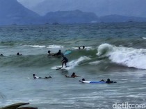Cerita Setia Ujang Temani Para Penakluk Ombak di Sukabumi
