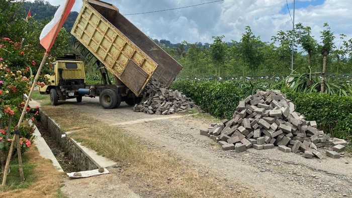 Pavingisasi di Desa Pesanggaran Banyuwangi yang dilakukan dengan anggaran CSR dari PT BSI.