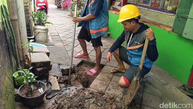 PDAM Makassar pasang sambungan air gratis di Jalan Angkasa.
