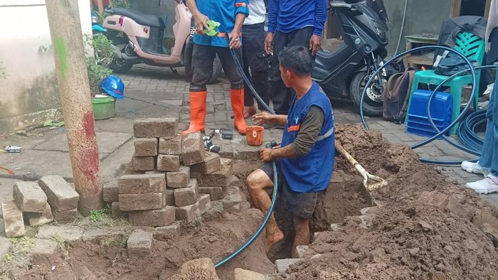 PDAM Makassar, Sulawesi Selatan (Sulsel), juga melakukan pemasangan sambungan air bersih secara gratis di Jalan Perintis Kemerdekaan, Kecamatan Tamalanrea.