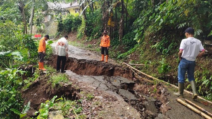 Penampakan jalan terputus akibat longsor di Lumbung Ciamis.