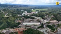 Pekerjaan konstruksi yang masih ongoing meliputi pekerjaan penimbunan maincofferdam dan main dam, drilling dan grouting main dam, pembetonan spillway, perkuatan tebing, pekerjaan saluran pengarah dan groundsill, backfill random dan free drain, tower intake, jembatan tower intake, bangunan pengambilan, saluran hantar, rumah katup, proteksi lereng, dan rigid pavement jalan utama. Dok. Kementerian Pekerjaan Umum