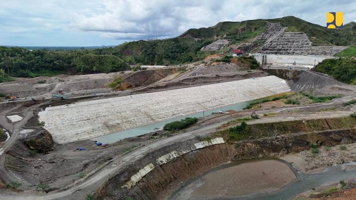 Salah satu proyek infrastruktur yang dikebut penyelesaiannya adalah Bendungan Way Apu untuk mendukung ketahanan air dan pangan di Provinsi Maluku. Bendungan yang berlokasi di Kabupaten Buru ini dibangun sejak Desember 2017. Nilai proyek Rp 2,15 triliun.