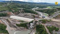 Paket 2 berupa konstruksi bendungan pelimpah (spillway) oleh PT Hutama Karya – Jaya Konstruksi KSO dengan biaya Rp1,04 triliun. Dok. Kementerian Pekerjaan Umum