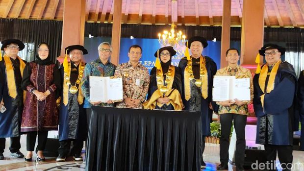 Penandatanganan MoU antara SMA Unggulan CT Arsa Foundation bersama ITS dan ITB, Sabtu (28/6/2025).