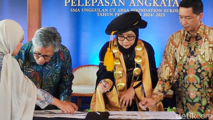 Penandatanganan MoU antara SMA Unggulan CT Arsa Foundation bersama ITS dan ITB, Sabtu (28/6/2025).