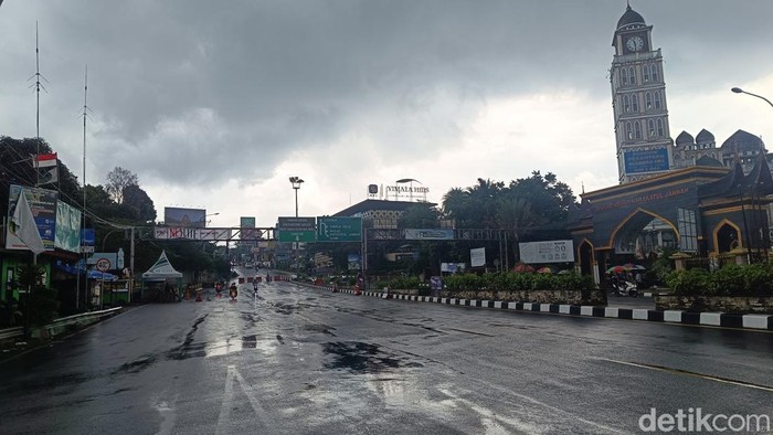 Polisi memberlakukan rekayasa lalu lintas sistem satu arah di Jalan Raya Puncak, Bogor, Jawa Barat. Siang ini, one way diberlakukan dari Puncak menuju Jakarta. (Rizky AM/detikcom)