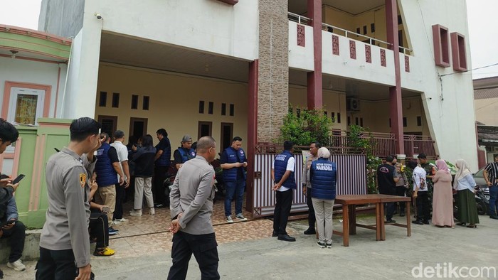 Polisi menggerebek rumah kos tempat meracik tembakau sintetis di Lampung.