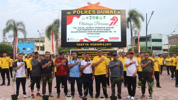 Polres Dumai bersama TNI dan Forkopomda menggelar olahraga bersama menyambut HUT Bhayangkara ke-79, pada Kamis (26/6/2025) pagi di Mapolres Dumai.
