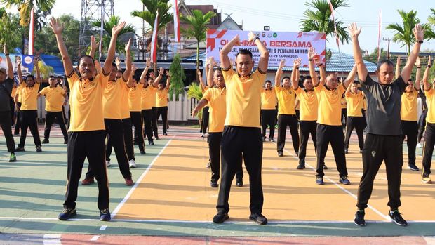 Polres Inhil bersama TNI dan Forkopomda menggelar olahraga bersama sambut HUT Bhayangkara ke-79, pada Kamis (26/6/2025).