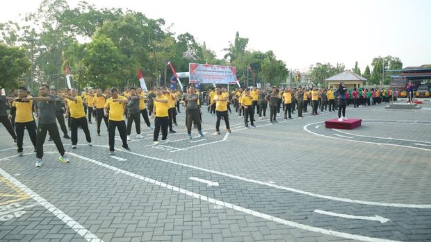 Polres Inhu menggelar olahraga bersama TNI dan Forkopimda menyambut HUT Bhayangkara ke-79 di Mapolres Inhu, pada Kamis (26/6/2025).