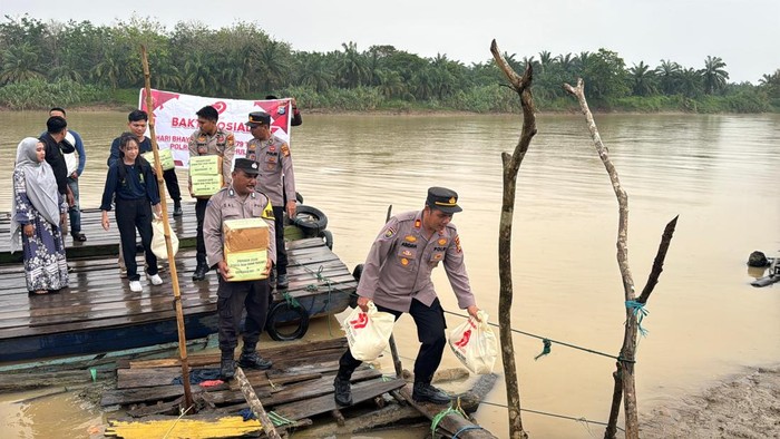 Polres Inhu menjangkau warga di pesisir Sungai Indragiri untuk membagikan sembako, pada Sabtu (28/6/2025). Kegiatan program Jalur ini dalam rangka menyambut HUT Bhayangkara ke-79.