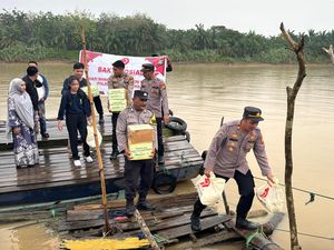 Naik Perahu, Jalur Inhu Bagikan Sembako ke Warga Pesisir Sungai Indragiri