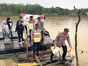 Naik Perahu, Jalur Inhu Bagikan Sembako ke Warga Pesisir Sungai Indragiri