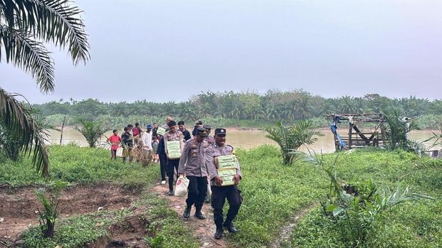 Polres Inhu menjangkau warga di pesisir Sungai Indragiri untuk membagikan sembako, pada Sabtu (28/6/2025). Kegiatan program 'Jalur' ini dalam rangka menyambut HUT Bhayangkara ke-79.