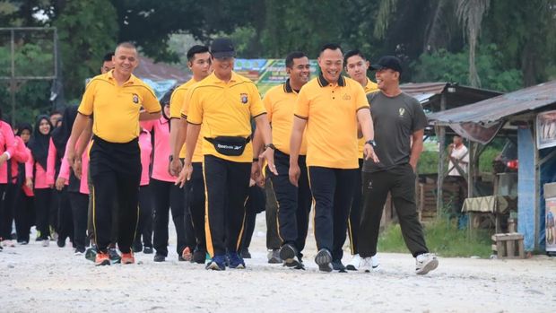 Polres Siak bersama TNI dan Forkopimkab olahraga bersama menyambut HUT Bhayangkara ke-79, pada Jumat (27/6/2025).