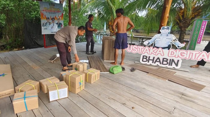 Pos Bhabinkamtibmas Bokor, Kepulauan Meranti kini dilengkapi 1.000 buku dan Pustaka Digital. Penambahan 1.000 buku dari Perpusnas diserahkan pada Jumat (27/6/2025).