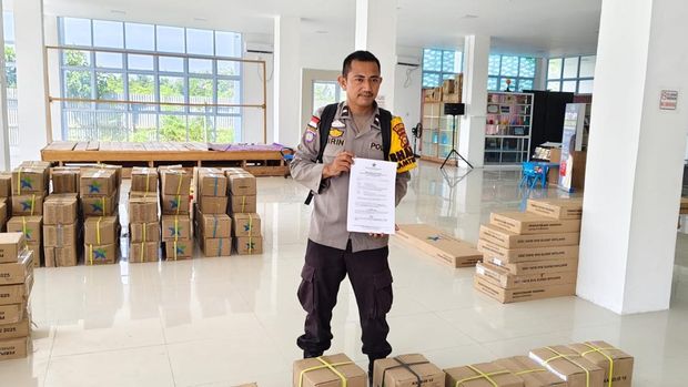 Pos Bhabinkamtibmas Bokor, Kepulauan Meranti kini dilengkapi 1.000 buku dan Pustaka Digital. Penambahan 1.000 buku dari Perpusnas diserahkan pada Jumat (27/6/2025).