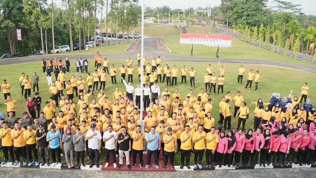 Potret kebersamaan polisi dan TNI dalam olahraga bersama menyambut HUT Bhayangkara ke-79 di Mapolres Kuansing, Jumat (27/6/2025).