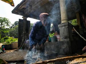 34 Tahun Tinggal di Batu Nisan Kuburan, Gimana Nenek Ira Mandi dan Nyuci?