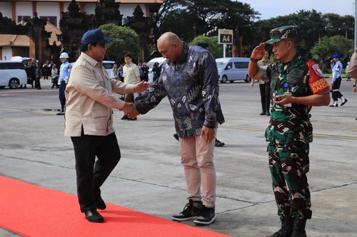 Presiden Prabowo bersama Ketua DPD Gerindra Bali Made Muliawan Arya alias De Gadjah saat kunjungan kerja ke Bali beberapa waktu lalu. (dok. DPD Gerindra Bali)