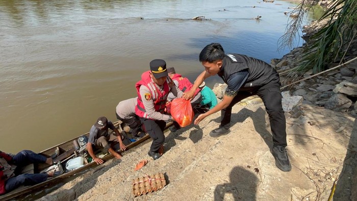 Program Jalur beri pelayanan kesehatan kepada masyarakat di pesisir Sungai Batang Labuh, Rokan Hulu dalam rangkaian HUT Bhayangkara ke-79, pada Sabtu (28/6/2025).