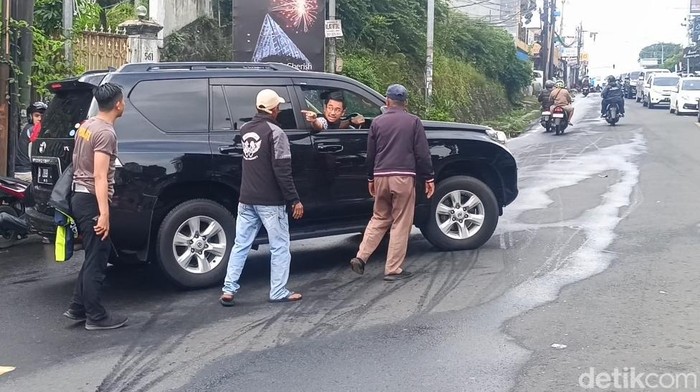 Seorang pengendara mobil hendak menerobos one way di Puncak, Bogor, pada Sabtu (28/6/2025) hingga menabrak polisi.