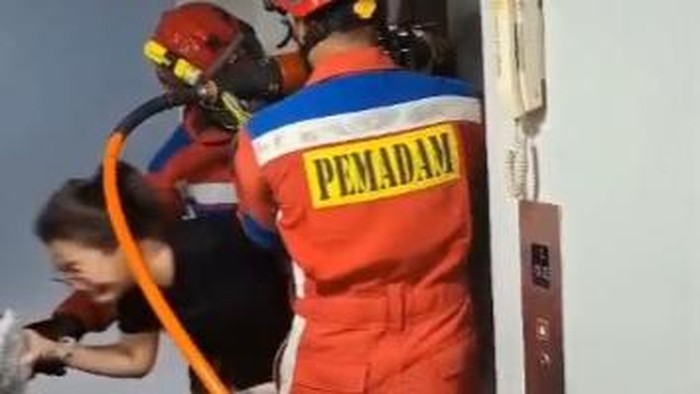 Seorang wanita terjebak di dalam lift di Sunter Agung, Jakarta Utara, pada Sabtu (28/6/2025) sore.