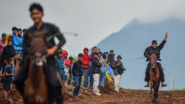 Joki memacu kudanya saat mengikuti balapan kuda pada Festival Kuda Tradisional Cibogo di Tanjungsari, Kabupaten Sumedang, Jawa Barat, Sabtu (28/6/2025). Festival Kuda Tradisional Cibogo yang diikuti 15 Horse Stable atau kandang kuda dari berbagai kota di Jawa Barat tersebut menampilkan atraksi seni kuda renggong serta balapan kuda tradisional dan digelar sebagai bentuk tradisi hiburan rakyat di Kabupaten Sumedang. ANTARA FOTO/Raisan Al Farisi