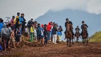 Suasana Tanjungsari, Kabupaten Sumedang, Jawa Barat, mendadak ramai dan meriah pada Sabtu (28/6/2025). ANTARA FOTO/Raisan Al Farisi
