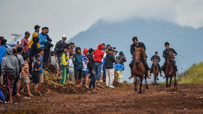 Joki memacu kudanya saat mengikuti balapan kuda pada Festival Kuda Tradisional Cibogo di Tanjungsari, Kabupaten Sumedang, Jawa Barat, Sabtu (28/6/2025). Festival Kuda Tradisional Cibogo yang diikuti 15 Horse Stable atau kandang kuda dari berbagai kota di Jawa Barat tersebut menampilkan atraksi seni kuda renggong serta balapan kuda tradisional dan digelar sebagai bentuk tradisi hiburan rakyat di Kabupaten Sumedang. ANTARA FOTO/Raisan Al Farisi