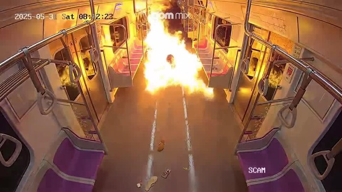 Video: Heboh Pria Siram Bensin dan Nyalakan Api dalam Kereta di Korsel