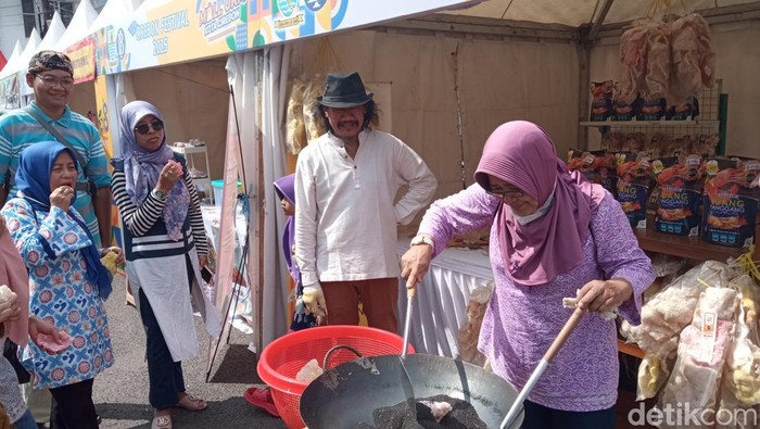 Suasana di lapak dagangan Arul, salah satu pedagang yang ada di Festival Cirebon
