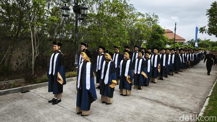 Suasana pelepasan siswa angkatan V SMA Unggulan CT ARSA Foundation Sukoharjo tahun pelajaran 2024/2025, di SMA Unggulan CT ARSA Foundation, Kabupaten Sukoharjo, Sabtu (28/6/2025).