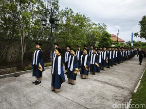 Suasana Haru Iringi Pelepasan Lulusan SMA Unggulan CT Arsa Foundation Sukoharjo