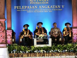 Chairul Tanjung-Ahmad Luthfi Lepas Siswa SMA Unggulan CT Arsa Angkatan V