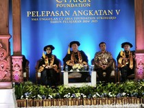 Chairul Tanjung-Ahmad Luthfi Lepas Siswa SMA Unggulan CT Arsa Angkatan V