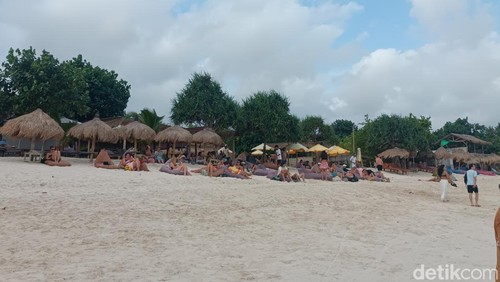 Suasana ramai di Pantai Tanjung Aan, Desa Sengkol, Lombok Tengah, Sabtu (28/6/2025). (Edi Suryansyah/detikBali)