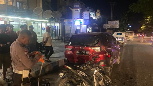 Polisi saat melakukan olah TKP di Jalan Piet A Tallo, Kelurahan Oesapa Selatan, Kecamatan Kelapa Lima, Kota Kupang, NTT, Jumat (27/6/2025).