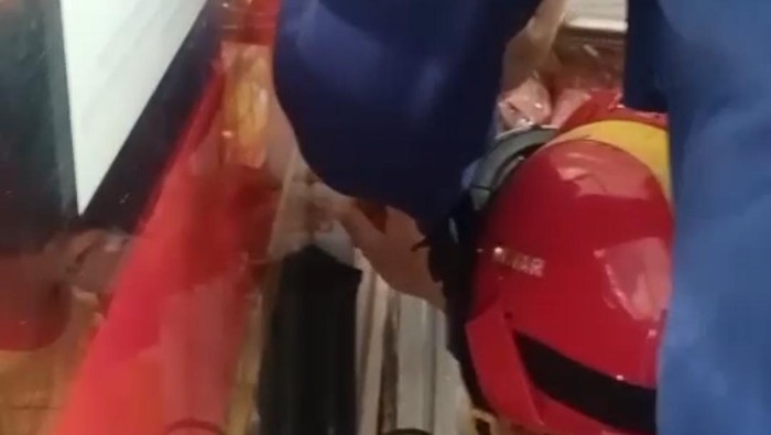Tangan seorang bocah terjepit pintu minimarket di Bogor.