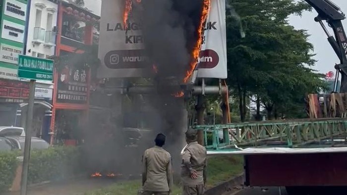 Tangkapan layar papan reklame di Jalan Raja Haji Fisabilillah, Kecamatan Batam Kota, Batam, Kepulauan Riau terbakar saat diterbitkan petugas. (Dok. Istimewa)