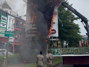 Reklame di Batam Terbakar Saat Dibongkar, Kasatpol PP Sebut Ada Unsur Mistis