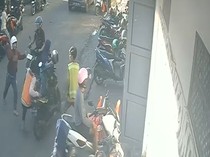 Detik-detik Jukir di Makassar Dibacok Pemotor yang Parkir Sembarangan