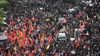 Ribuan warga Iran memadati jalanan di Teheran pada Sabtu (28/6/2025) untuk menghadiri prosesi pemakaman seorang komandan militer senior dan seorang ilmuwan nuklir terkemuka yang tewas dalam serangan udara Israel beberapa hari lalu. REUTERS/Majid Asgaripour