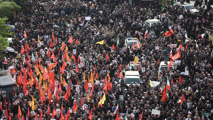 Ribuan warga Iran memadati jalanan di Teheran pada Sabtu (28/6/2025) untuk menghadiri prosesi pemakaman seorang komandan militer senior dan seorang ilmuwan nuklir terkemuka yang tewas dalam serangan udara Israel beberapa hari lalu. REUTERS/Majid Asgaripour