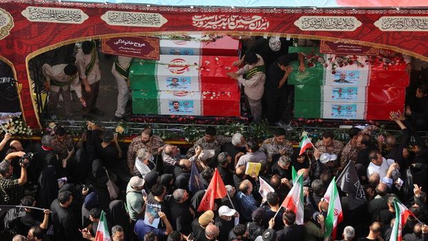 Ribuan warga Iran memadati jalanan di Teheran pada Sabtu (28/6/2025) untuk menghadiri prosesi pemakaman seorang komandan militer senior dan seorang ilmuwan nuklir terkemuka yang tewas dalam serangan udara Israel beberapa hari lalu. REUTERS/Majid Asgaripour